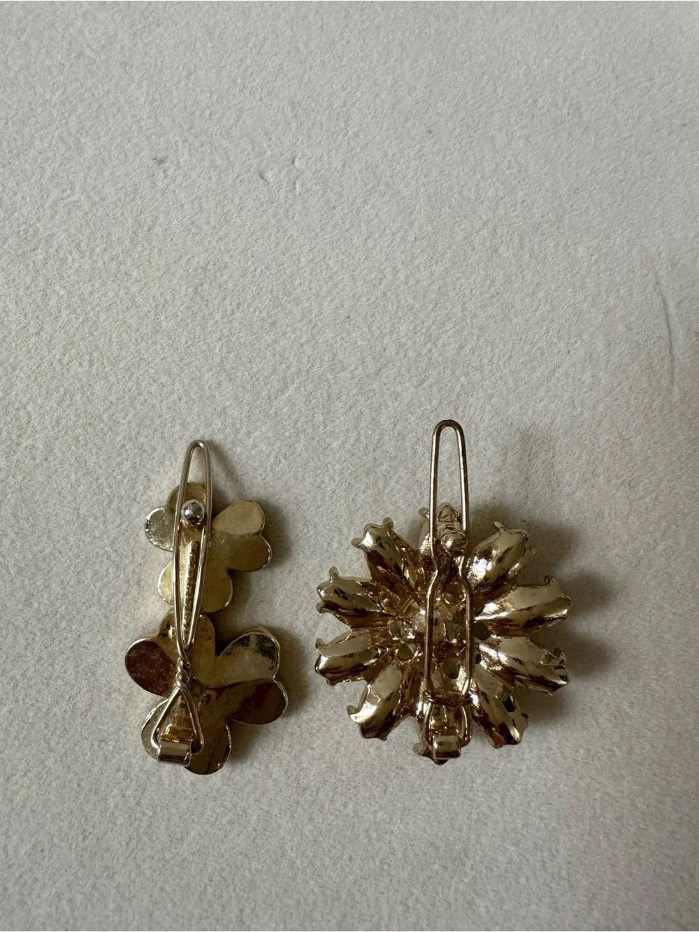 Gold-Tone Flower Crystal hair clips with Yellow Petal Accents. 8 clips